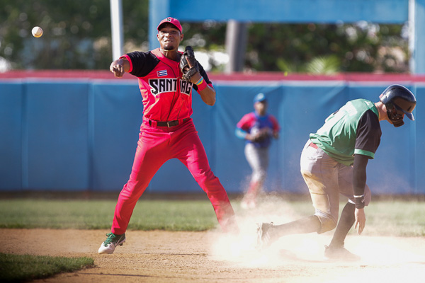 durante el juego Occidentales vs Orentales como parte del fin de semana de Juego de las Estrellas de la 59 Serie Nacional de béisbol celebrado en el Estadio Cándido González, el 20 de Octubre de 2019 en Camagüey, Cuba. // Foto: Calixto N. Llanes/Periódico JIT