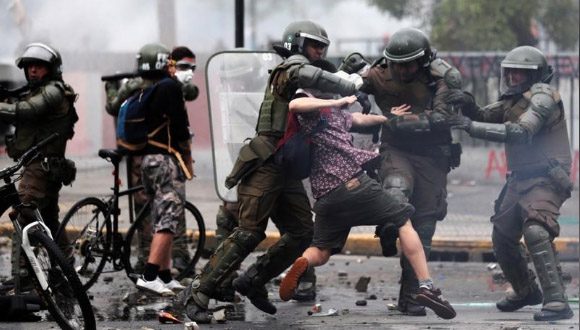 Policías antidisturbios detienen a un manifestante en Santiago de Chile, el 23 de octubre de 2019// Foto: Reuters.