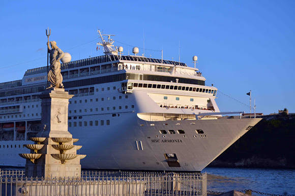 El Crucero Armonia de la compañía MSC Cruceros arribó al puerto de La Habana, una de las siete ciudades maravillas del mundo // Foto Tony Hernández Mena