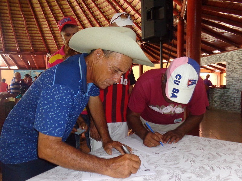 Los campesinos de la CCS Frank País firmaron por la causa de Lula da Silva // Foto Eliexer Peláez Pacheco
