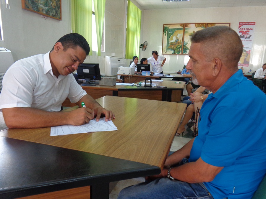 En la sucursal 7552 del Banco Popular de Ahorro de Manzanillo se procesan cerca de 40 peticiones de los clientes // Foto Eliexer Pelaz Pacheco