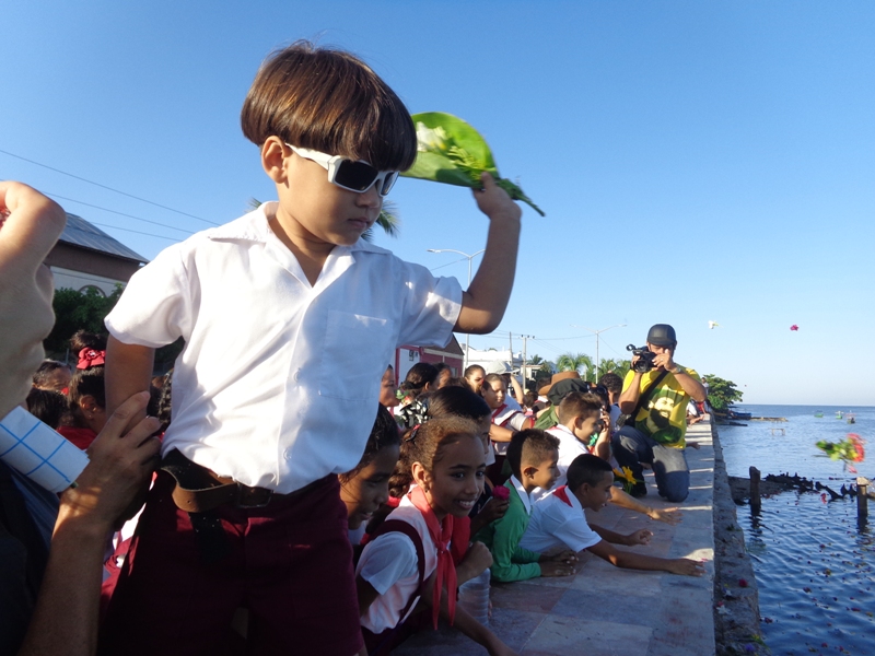 Todos rinden homenaje a Camilo // Foto Eliexer Peláez