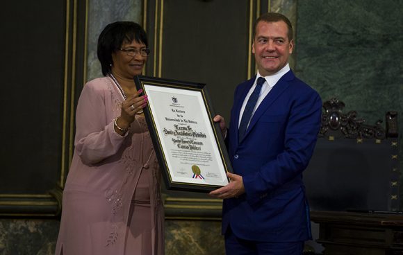 Dmitri Medvedev, primer ministro de Rusia, recibió el Título de Doctor Honoris Causa en Ciencias Políticas que concede la Universidad de La Habana. Foto: Irene Pérez/ Cubadebate.