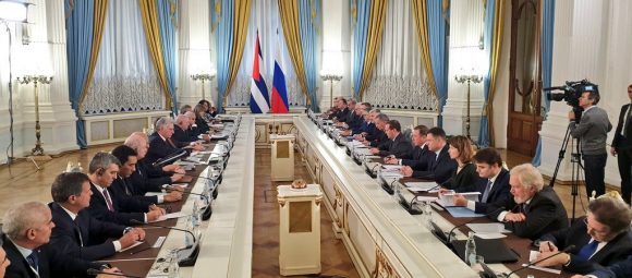 Dmitri Medvedev, Primer Ministro de Rusia, sostiene este martes un encuentro con Miguel Díaz-Canel Bermúdez // Foto: Twitter/ @CubaMINREX.