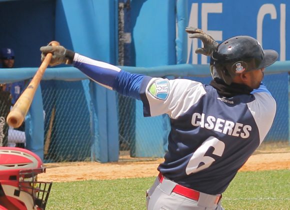 Maikel Cáceres conectó un cuadrangular decisivo en la victoria de los Cachorros.