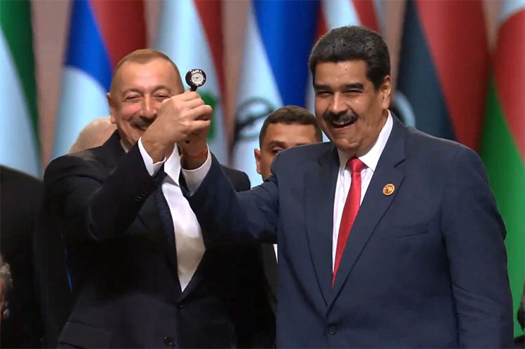 Presidente de Azerbaiyán, Ilham Aliyev, tomó la responsabilidad de manos del presidente venezolano, Nicolás Maduro // Foto PL
