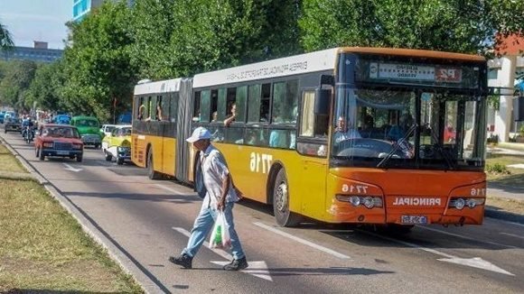 Denuncian afectaciones del bloquoe contra Cuba en el sector del transporte.