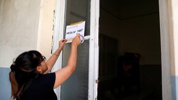 Un centro educativo en Buenos Aires abre sus puertas como colegio electoral este domingo. Foto: Reuters.