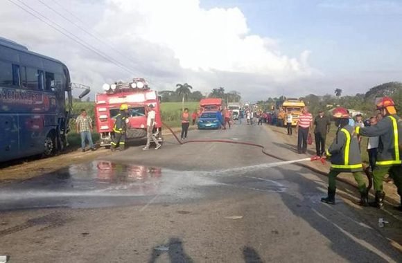 El tramo del kilómetro No. 421 al No. 424, comprendido entre Barquero y El Perico, es escenario de accidentes cada cierto tiempo, el más reciente de ellos el pasado 9 de abril. Foto: Edelio Torres/ Escambray.