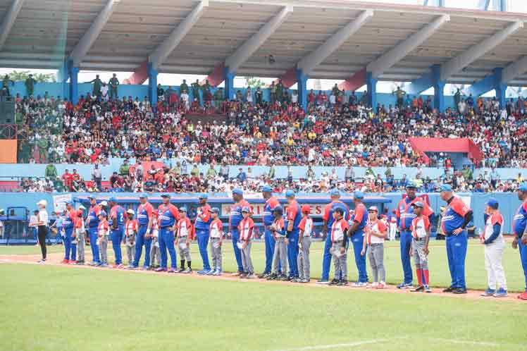 Integrantes del equipo que representará a Cuba formaron parte del Juego de las Estrellas del béisbol cubano este domingo // Fotos PL/ José Tito Meriño