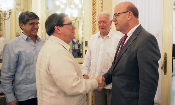 El ministro cubano sostuvo un encuentro con el congresista de EE.UU., James McGovern, quien se encuentra de visita en Cuba. Foto: Bruno Rodríguez/Twitter.