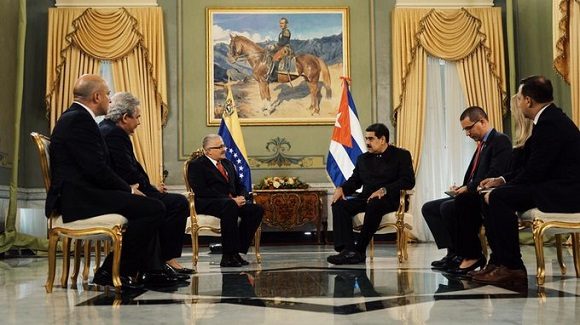 Dagoberto Rodríguez Barrera entrega sus cartas credenciales como embajador designado por la República de Cuba ante Venezuela. Foto: @NicolasMaduro/Twitter.
