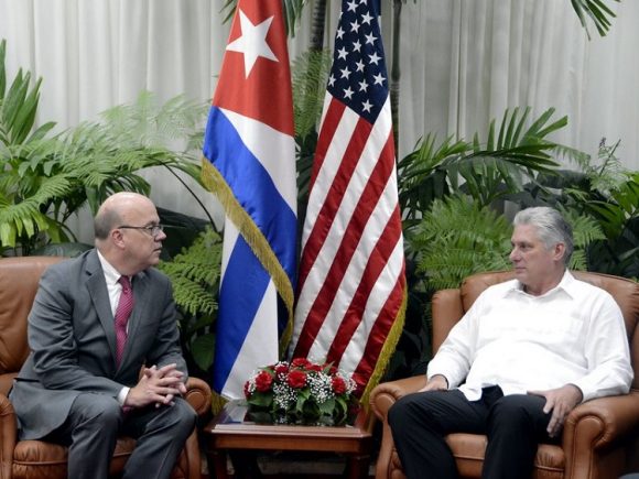El Presidente cubano Miguel Díaz-Canel Bermúdez, recibió en la tarde de este viernes al congresista demócrata James McGovern. Foto: Estudios Revolución