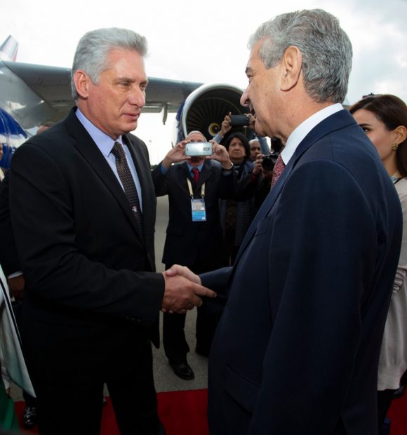 Ali Ahmadov recibió al presidente cubano en el Aeropuerto Internacional Heydar Aliyev en Bakú // Foto: Alejandro Azcuy/Cubadebate