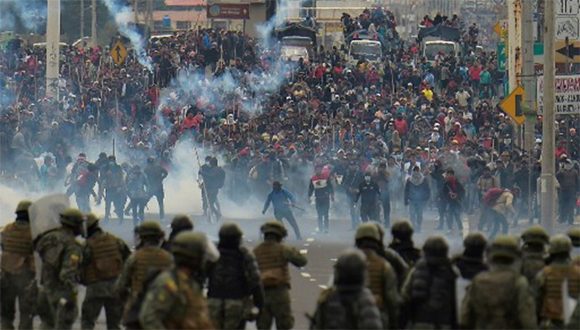 El despliegue militar no ha contenido el estallido social. Foto: AFP.