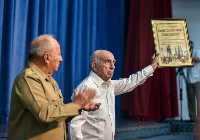 El Ministro de las far entregó a Machado Ventura un reconocimiento especial para el General de Ejército, por los 60 años del Minfar // Foto: Ariel Cecilio Lemus