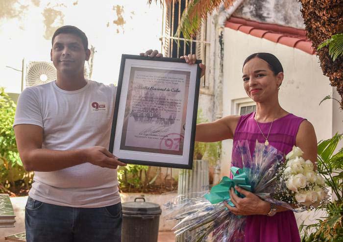 José Ángel Fernández Castañeda, presidente de la feu, entregó el reconocimiento a Viengsay Valdés // Foto: Ariel Cecilio Lemus
