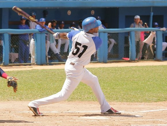 Dayron Blanco conectó cuadrangular con bases llenas en el triunfo de los Industriales