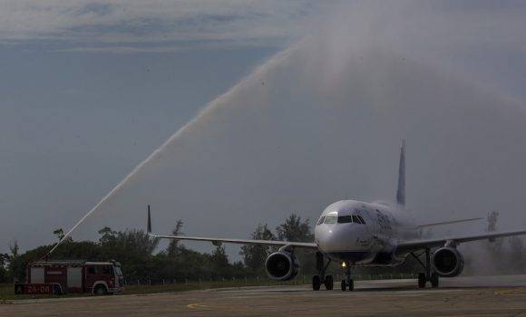 Arco de agua que dio la bienvenida a la ruta de JetBlue en Santa Clara el 31 de agosto de 2016. Foto: Ismael Francisco/Cubadebate/Archivo.