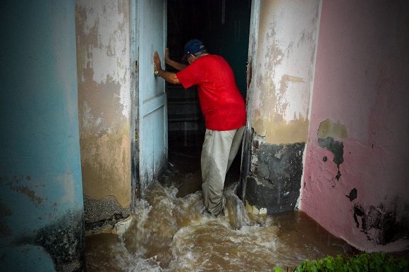 Lluvias localmente intensas, registradas en la tarde del 5 de octubre de 2019, inundaron algunas zonas de la ciudad de Holguín, Cuba. Foto ACN /Juan Pablo Carreras.