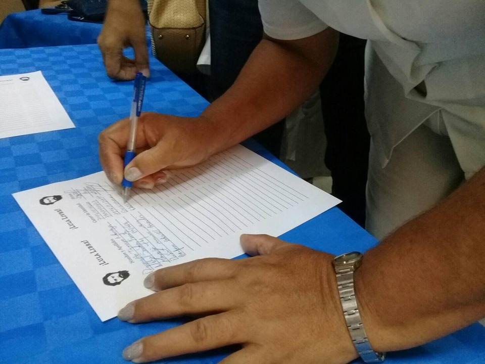 Los manzanilleros firman reclamo de libertad inmediata para Luiz Inácio Lula da Silva // Foto Roberto Mesa Matos