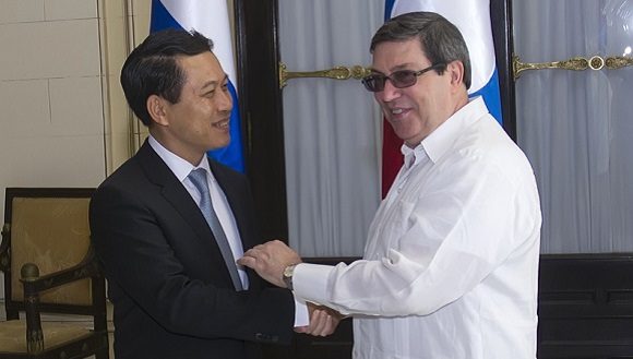 Bruno Rodriguez Parrilla (D), Ministro de Relaciones Exteriores de Cuba, recibe a su homólogo de la República Democrática Popular Lao, Saleumxay Kommasith, en la sede de la cancillería cubana en La Habana, el 11 de noviembre de 2019. Foto: Ariel Ley Royero/ACN.