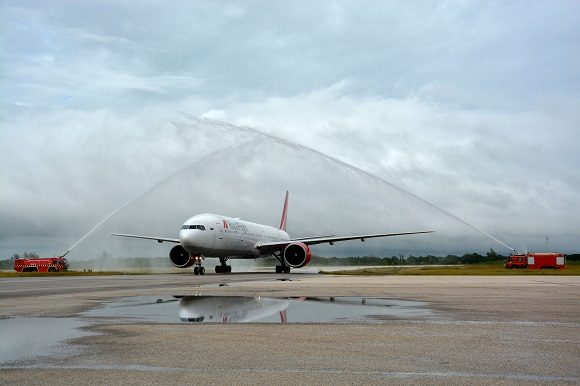 Ceremonia de los arcos de agua al Boeing 773-300 de la aerolínea rusa Royal Flight luego de inaugurada una nueva línea hacia Holguín. Foto: Juan Pablo Carreras/ACN.