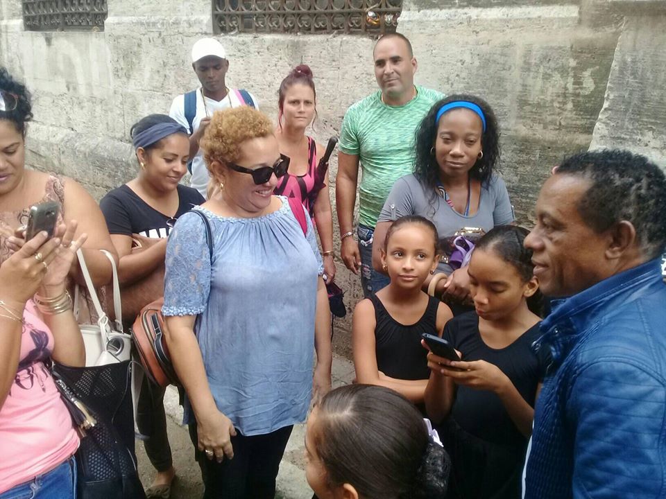 Comparte Cándido Fabré con padres y las niñas que pertenecen a los talleres de formación de la compañía de Liz Alfonso // Foto Roberto Mesa (tomada del perfil Facebook)