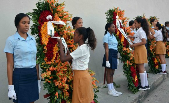 Ofrendas florales ante la tarja que recuerda a los mártires del levantamiento armado del 30 de noviembre de 1956. Foto: Miguel Rubiera Justiz/ACN