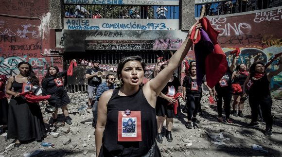 Miembros del colectivo Cueca Sola realizan una manifestación en el Metro Baquedano para recordar a los asesinados durante las protestas en Chile (Santiago de Chile). Foto:Fernando Lavoz.