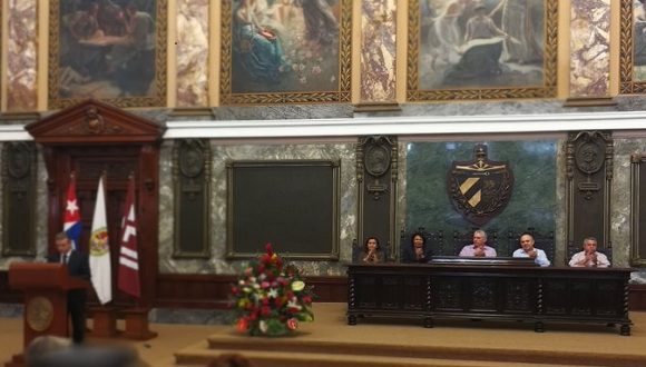 El Aula Magna de la Universidad de La Habana acogió el homenaje. Foto: Presidencia Cuba.