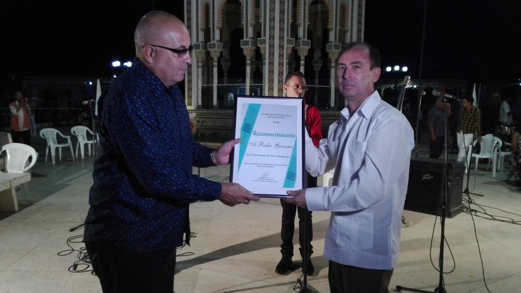 Reconocimiento de la direción provincial de la radio a la emisora manzanillera por sus logros en estos 87 años de radiodifusión en Manzanillo // Foto Marlene Herrera