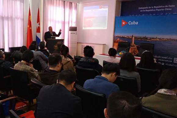 Manuel Marrero, ministro de Turismo, presenta en China las bondades turísticas de Cuba. Foto: Prensa Latina.