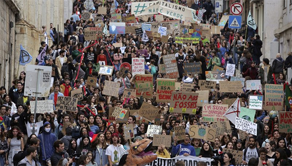 Manifestantes exigen cambios en políticas y más acciones contra el cambio climático, este viernes 29 de noviembre en Lisboa, Portugal. Foto: AP.