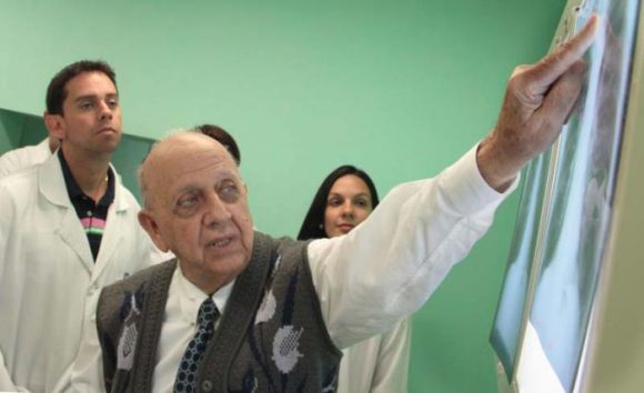 Formador de generaciones de radiólogos, el profesor Orlando Valls es una reconocida autoridad en esa especialidad médica. Foto: Yaimí Ravelo.