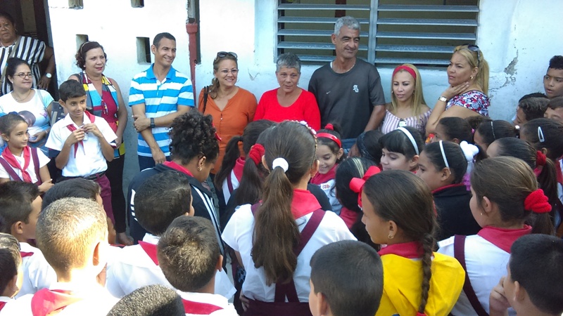 Parte del colectivo del programa infantil Somos la niñez comparte con los pioneros manzanilleros // Foto Eliexer Pelaez Pacheco