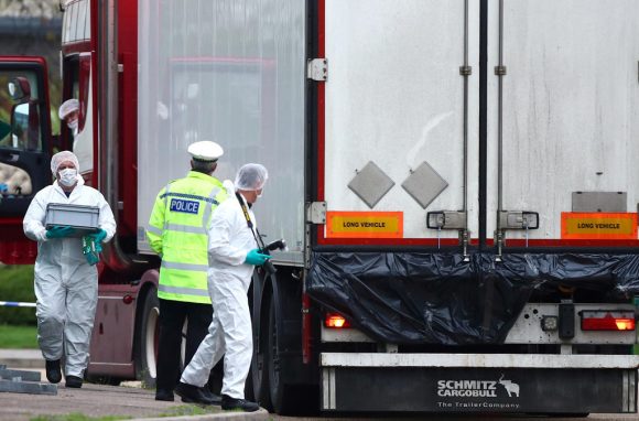 La policía británica confirma que las personas halladas muertas en un camión frigorífico en la localidad de Essex eran vietnamitas. Foto: Hannah Mckay/ Reuters.