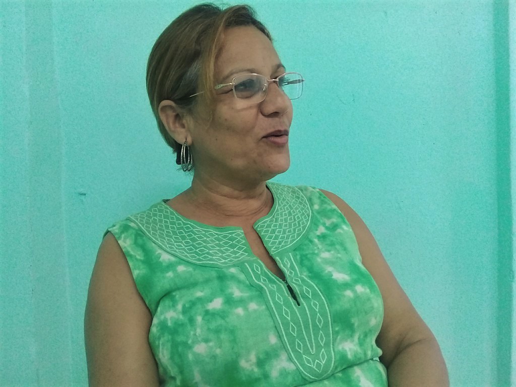 Alina López-Chávez asegura estar enmorada de la radio,a 19 años de integrar la familia radiofónica manzanillera // Foto Denia Fleitas Rosales