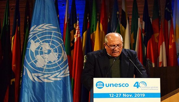 El ministro cubano de Cultura, Alpidio Alonso Grau, durante su intervención en la sede de la UNESCO. Foto: Prensa Latina.