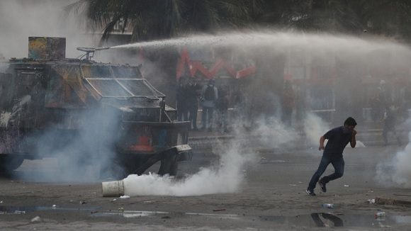 Las Fuerzas Especiales de Carabineros utilizaron carros lanza-agua y gases lacrimógenos para reprimir a los manifestantes. Foto: Reuters.