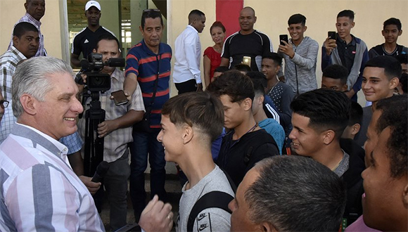 A primera hora, el presidente cubano conversó con estudiantes de la EIDE Marina Samuel Noble. Foto: Estudios Revolución