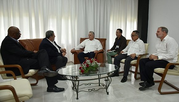 El presidente de la República de Cuba, Miguel Díaz-Canel Bermúdez, conversa con el primer ministro de San Vicente y las Granadinas, Dr. Ralph Gonsalves. Foto: Presidencia/Twitter.