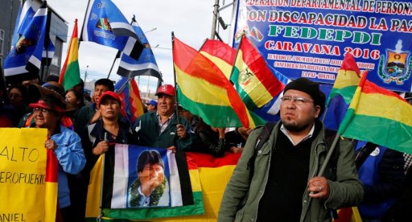 Este movimiento se realiza cuando en la madrugada llegó al aeropuerto de El Alto, el dirigente cívico Luis Fernando Camacho. // Foto: Reuters
