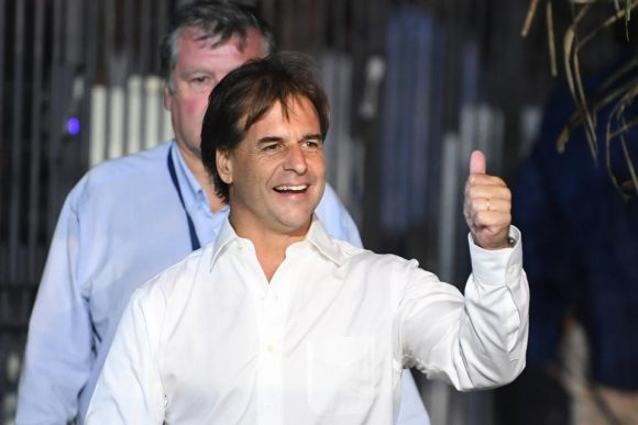 El candidato de derecha se impuso por un mínimo margen sobre Daniel Martínez, el representante del Frente Amplio.