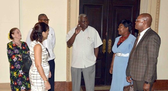 Al darles la bienvenida, Lazo Hernández les explicó acerca del Capitolio de La Habana, sede institucional de la ANPP desde noviembre del 2016. Foto: Tony Hernández Mena