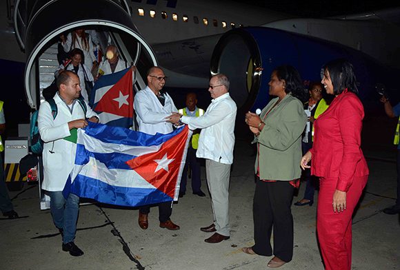 Lázaro Expósito Canto, primer secretario del Comité Provincial del PCC, recibe en el aeropuerto internacional Antonio Maceo Grajales, al primer grupo de colaboradores de la salud procedentes de Ecuador, en Santiago de Cuba. Foto: Miguel Rubiera Justiz/ACN.