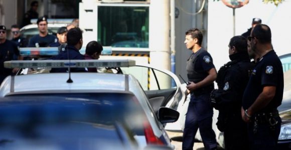 Agentes de la policía griega durante un operativo. Foto: EFE.