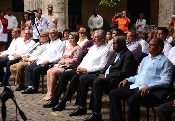 El Presidente cubano asistió a la presentación del libro Noble Habana, del fotógrafo Alejandro Azcuy. Foto: Modesto Gutiérrez Cabo/ACN.