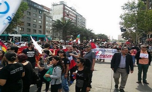 Los docentes exigen se abra el camino a una nueva Carta Magna que traiga justicia y reivindicación social al pueblo de Chile sobre todo a lo más vulnerables. Foto: @ColegioProfes.