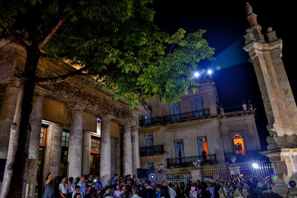 Aún bajo la llovizna, los habaneros comenzaron a dar las tres vueltas rituales y pedir deseos en torno a la ceiba que se levanta en el Templete. Foto: Irene Pérez/ Cubadebate.